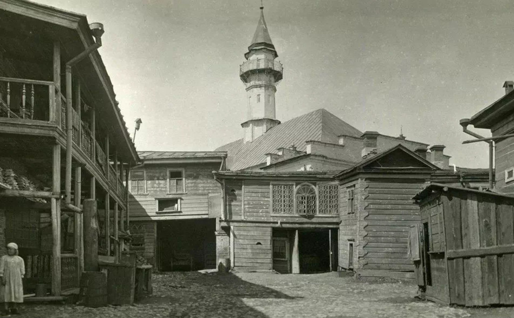 Двор на улице Комсомольской (ныне Марджани), Казань,
1930-1940 годы