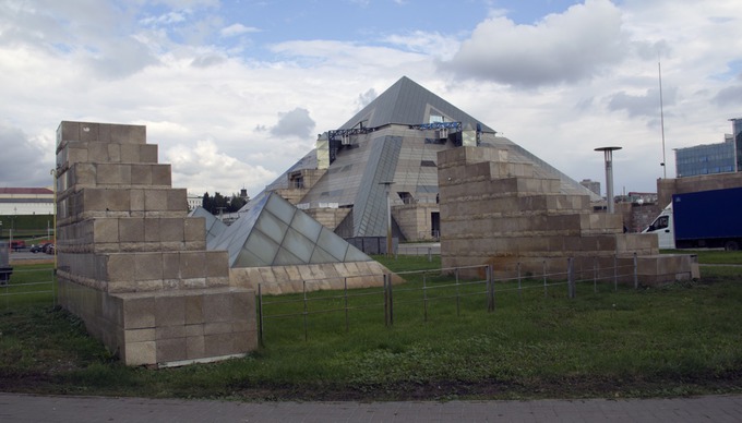 ARCHITECTURE

Кажется, это ресторан, но выглядит он как какой-то странный памятник. Похоже на южноамериканский зиккурат. И эти ступеньки в никуда... Очень странно.