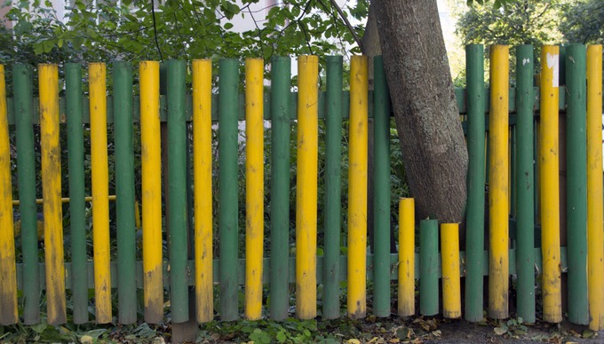 FENCETREE

Сначала я хотел вырезать рамку в этом заборе, но всё время было не до того. Любопытно, что забор и дерево — по сути один и тот же материал, но дерево проходит сквозь забор как чужеродный объект. И здесь мне снова понравились цвета — такое сочетание почему-то напомнило о Москве.