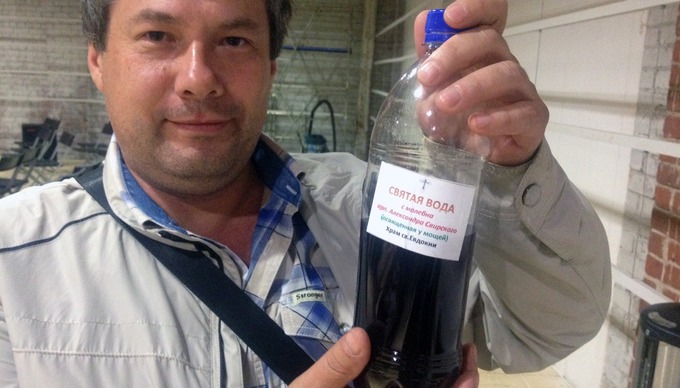 HOLYWATER

Этот парень тоже работал с нами в студии. Он приготовил какой-то напиток, принёс в «Цех», и мы его вместе выпили. Я так понял, слова про святую воду были шуткой. По крайней мере, я смеялся.