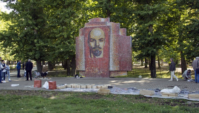 LENIN

Я не в первый раз в России и уже видел такие скульптуры. Мне они кажутся очень красивыми. Эту нашёл посреди блошиного рынка, где продавали кучу штуковин советского времени. Я там много всего купил — старые ключи и замок, маленькую ёлочную игрушку, ручки от комода, значок...