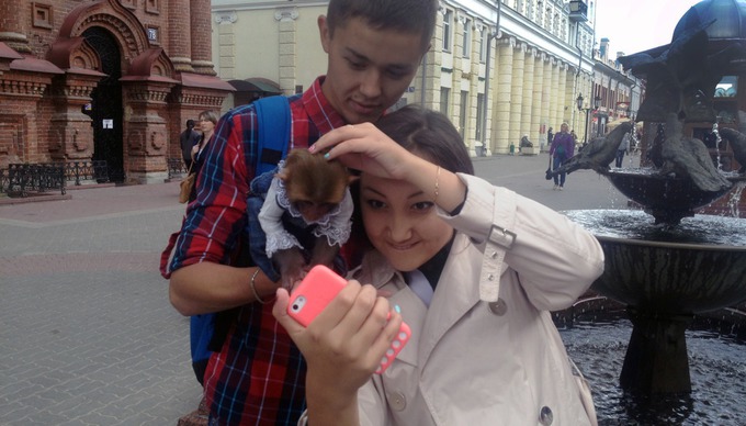 SELFIE

Они пытались заставить обезьянку посмотреть в кадр, но она так ни разу и не подняла голову.