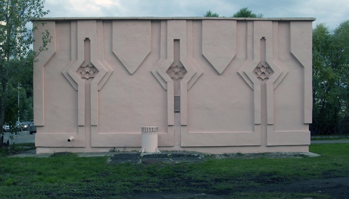 WALL

Отличный паттерн. В здании нет дверей — похоже, это какая-то казённая постройка, может быть, электрощитовая. Очень красиво, мне кажется.