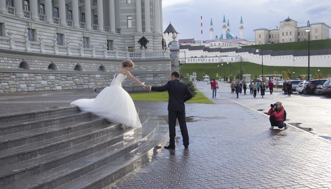WEDDING

Я обязан был включить эту фотографию в подборку. Пока я был в Казани, видел десятки людей, фотографирующихся в свадебных нарядах. Однажды я ехал на велосипеде по центру, и они были всюду! На этом снимке явное столкновение культур: типичная западная свадьба на фоне мечети и белой кремлёвской стены. Мне кажется, мусульмане женятся иначе. В любом случае, это очень местный кадр, такая свадебная фотография могла получиться только здесь.