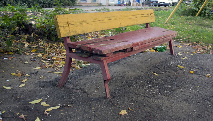 BENCH

Скамейка, которая выглядит как арт-объект. Посмотрите на эти слои дерева и кусочек металла поверх них — столько разных материалов в одном предмете! Смотрится очень круто. Такого не увидишь в Европе.