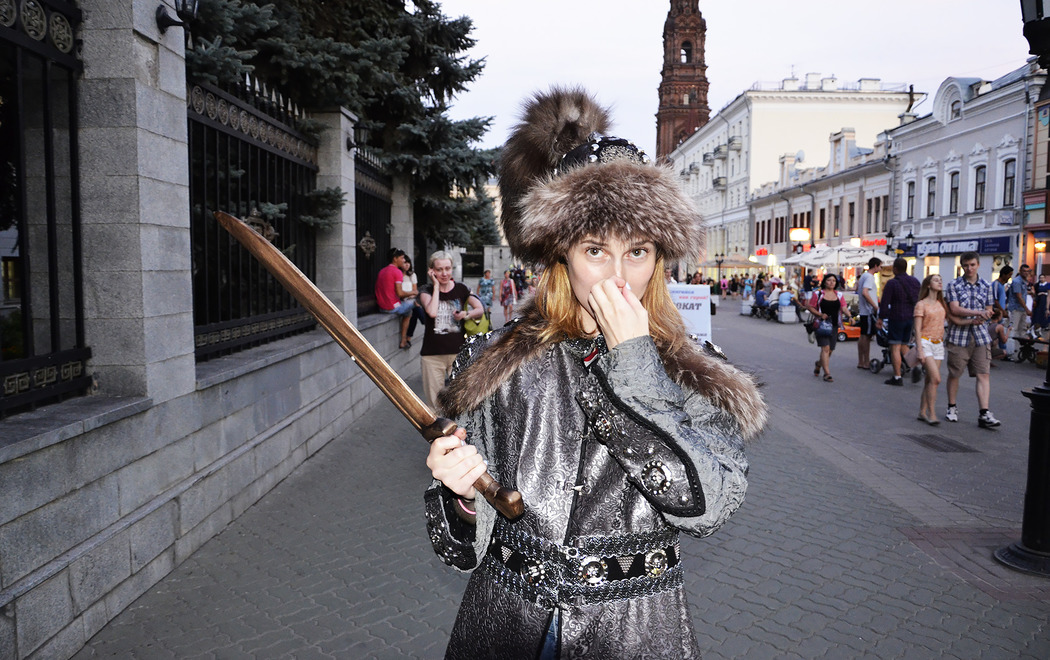 100 рублей — фото в костюме женщины-воина