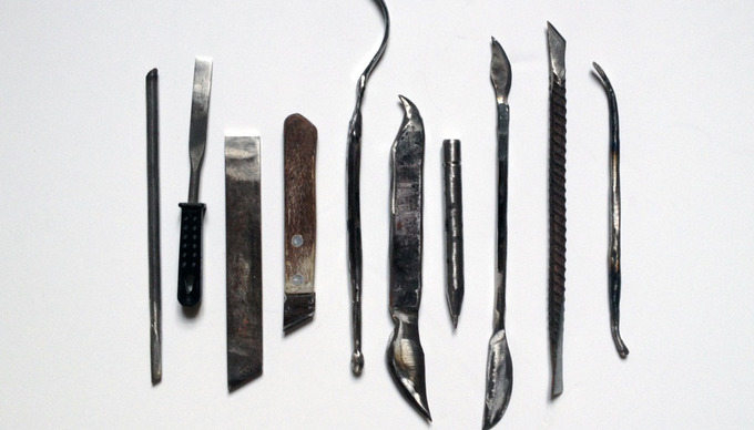 TOOLS

Эти инструменты сделал Владимир — тот, который «святую воду» приготовил. С их помощью он работает над скульптурами, а смотрятся они будто набор маньяка. Скульптуры я не видел, но уже сами инструменты выглядят как арт-объект.