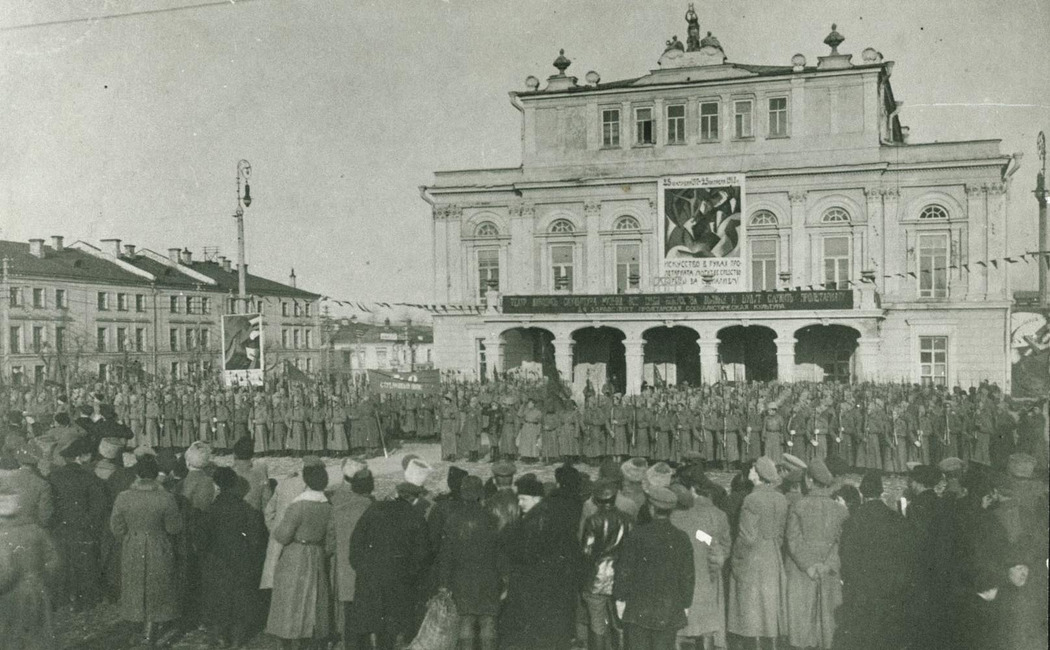 Празднование годовщины революции на Театральной площади Казани в 1918 году