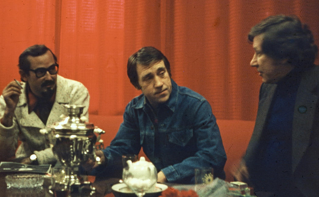 Молодежный центр, 12–18 октября 1977 года. На фото (слева направо): Денис Авдеев, Владимир Высоцкий, Владимир Гольдман