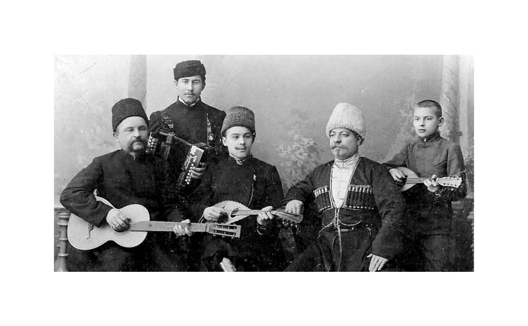 Групповой портрет. Справа Александр Родченко, слева — отец художника. 1900 год