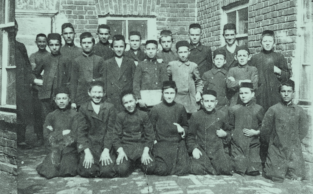Учащиеся медресе «Мутыгия» в Уральске, 1905 год. Габдулла Тукай — второй справа в первом ряду