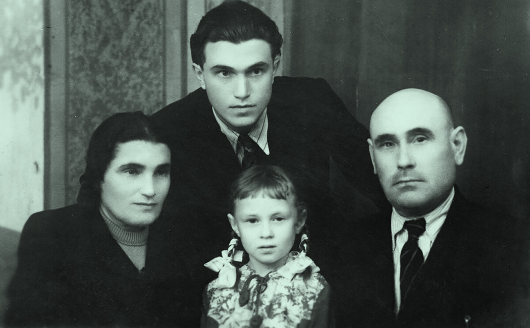 Е.С. Гинзбург, А.Я. Вальтер, Василий и Антонина Аксеновы, Магадан, 1950-е годы 