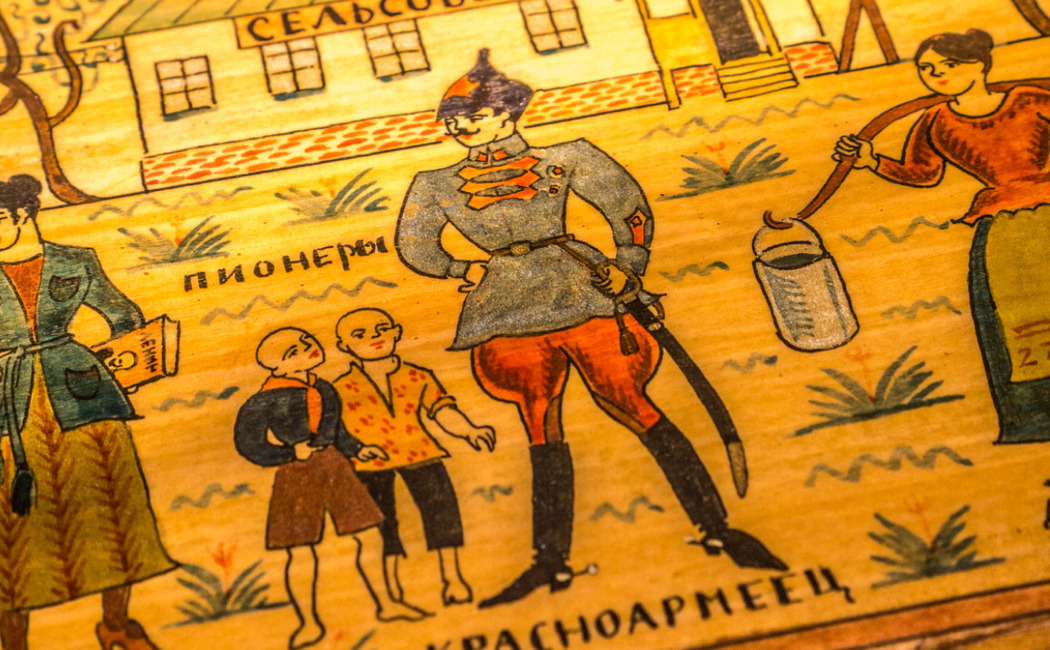 Экспонат Парижской выставки 1925 года: шкатулка «Красноармеец-отпускник — лучший гость в деревне». Дерево, морение, роспись, лак