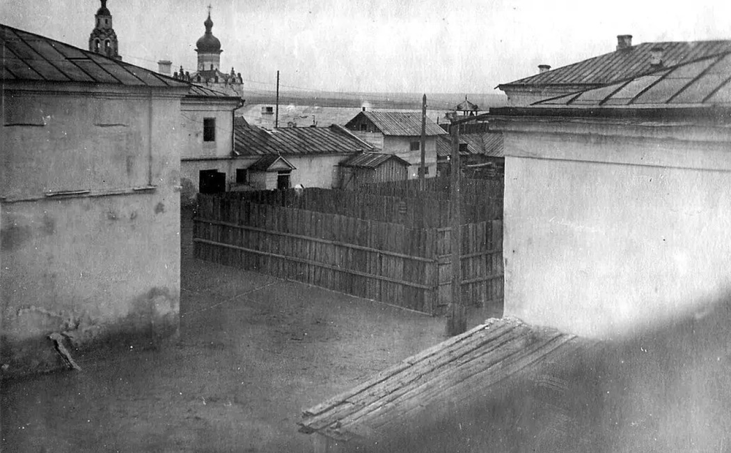 Внутренний двор тюрьмы №8, 1940–1948 годы