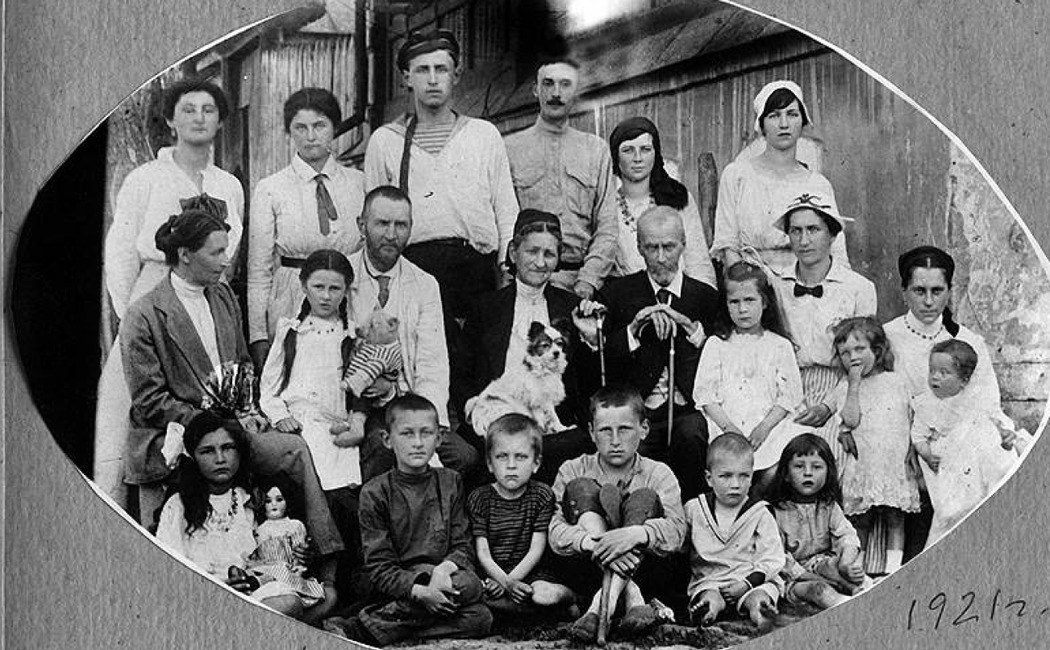 Голицыны-старшие в Богородицке в день золотой свадьбы в окружении родственников, 1921 год