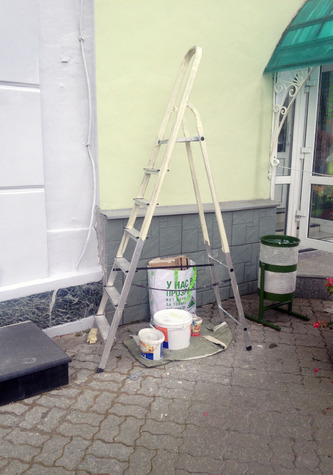 LADDER

Кажется, что верх лестницы выкрашен в тот же цвет, что и стена. Но это не краска, а плёнка, которую рабочие используют, чтобы не испачкать лестницу.