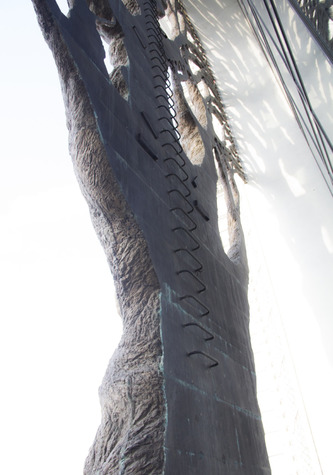 LADDERBEHINDTREE

Узнаёте место? Дворец земледельцев, да. Фасад такой романтически-прекрасный, а обратная сторона очень урбанистичная, близкая к эстетике моих работ.