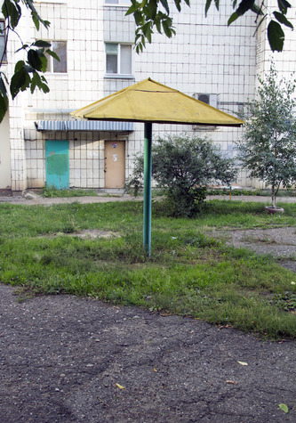 UMBRELLA

Цвета классные, но это же абсолютно бесполезный зонт — под ним ни стульев, ни скамеек. Что он тут делает?